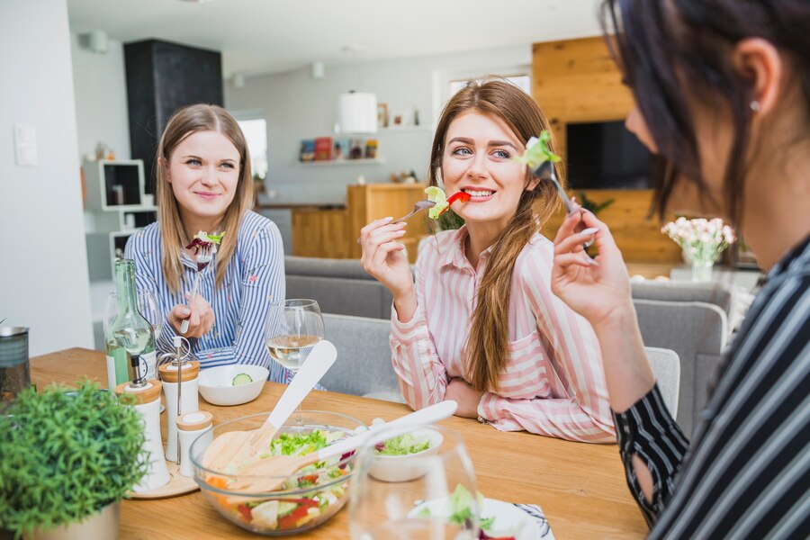 How to Maintain a Healthy Diet While Eating Out